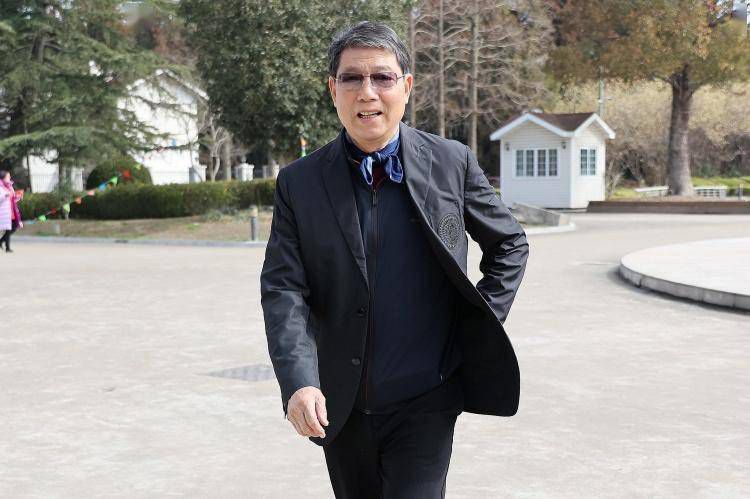 美女扒开胸罩给男生揉小说