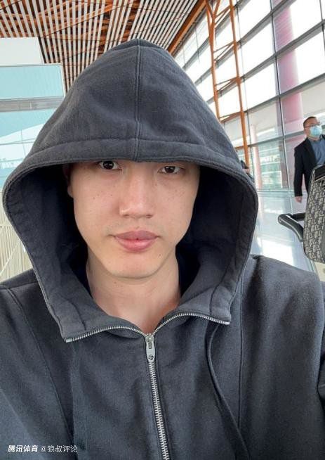 小南脱了内裤打开腿让人c